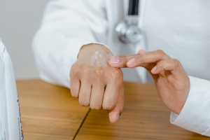 Managing Molluscum Contagiosum in Children: Gentle Treatments and Skin Care Tips Managing Molluscum Contagiosum in Children: Gentle Treatments and Skin Care Tips